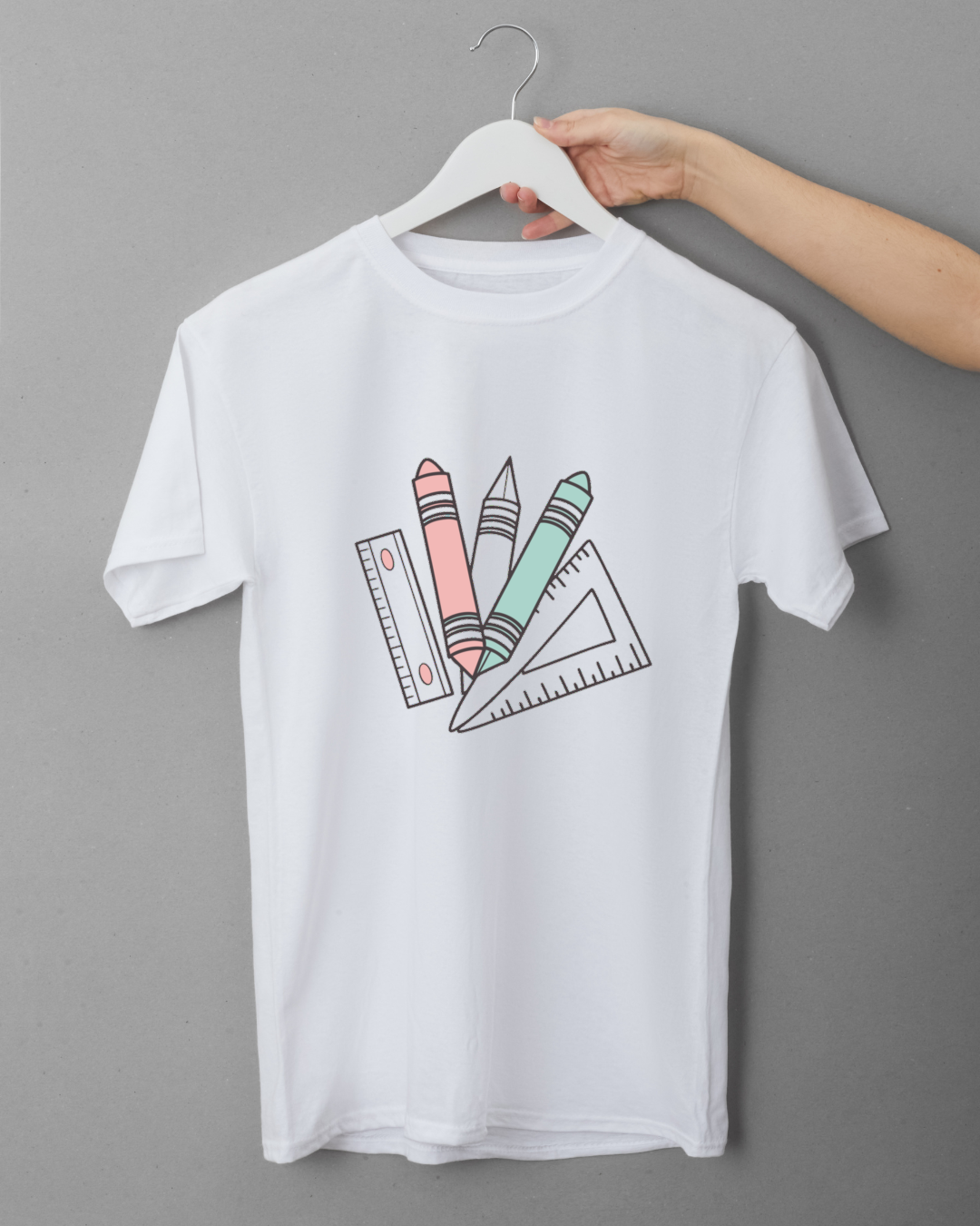 T-shirt créatif orné de crayons et règles colorés en style vectoriel pastel