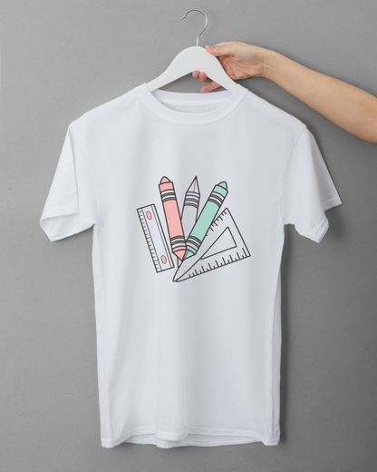 T-shirt créatif orné de crayons et règles colorés en style vectoriel pastel