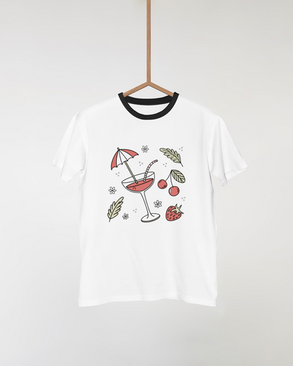 T-shirt estival avec icône de cocktail pastel joyeusement affichée sur fond ensoleillé