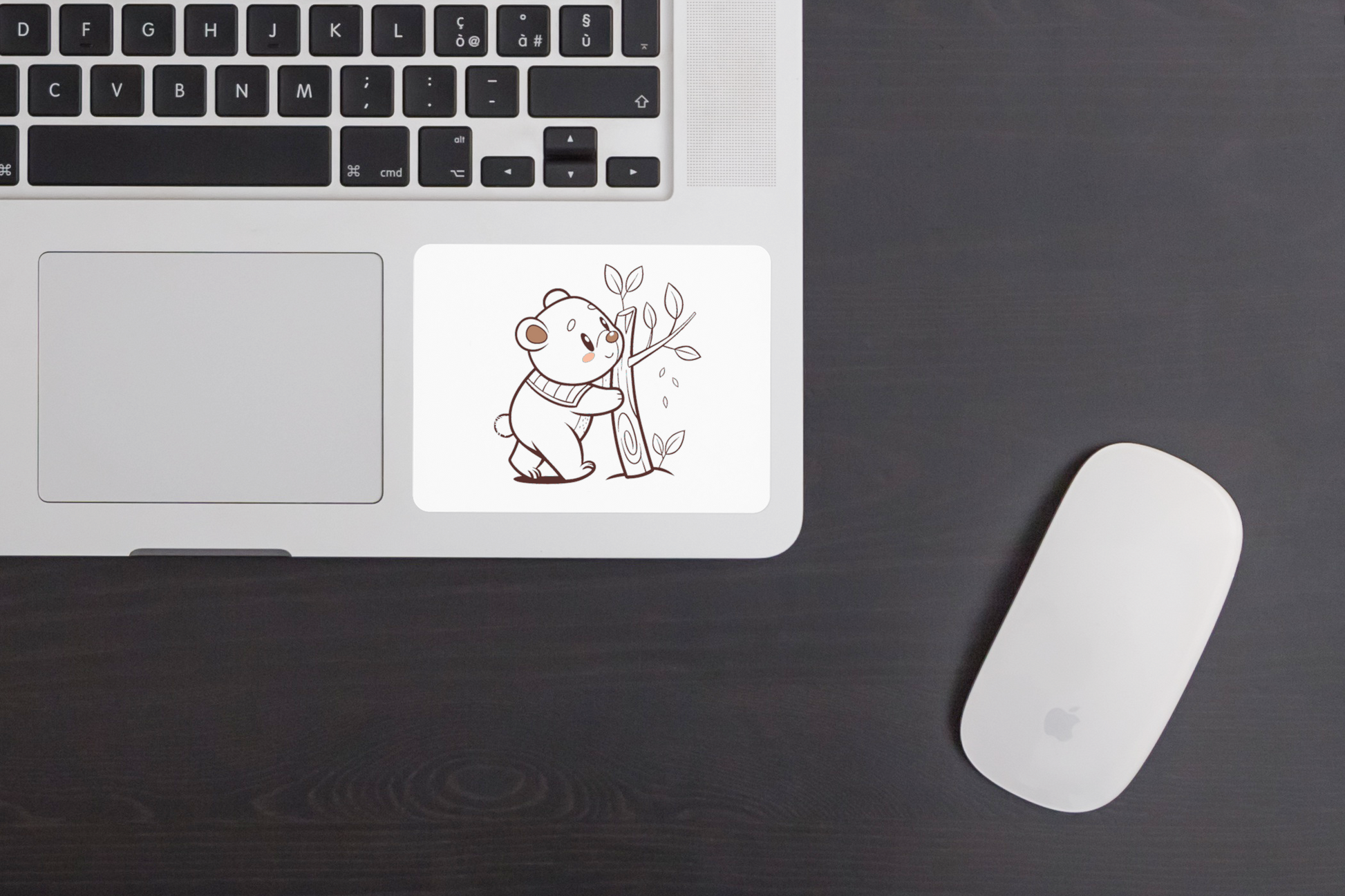Sticker avec ourson embrassant un arbre, style pastel doux pour une ambiance sereine