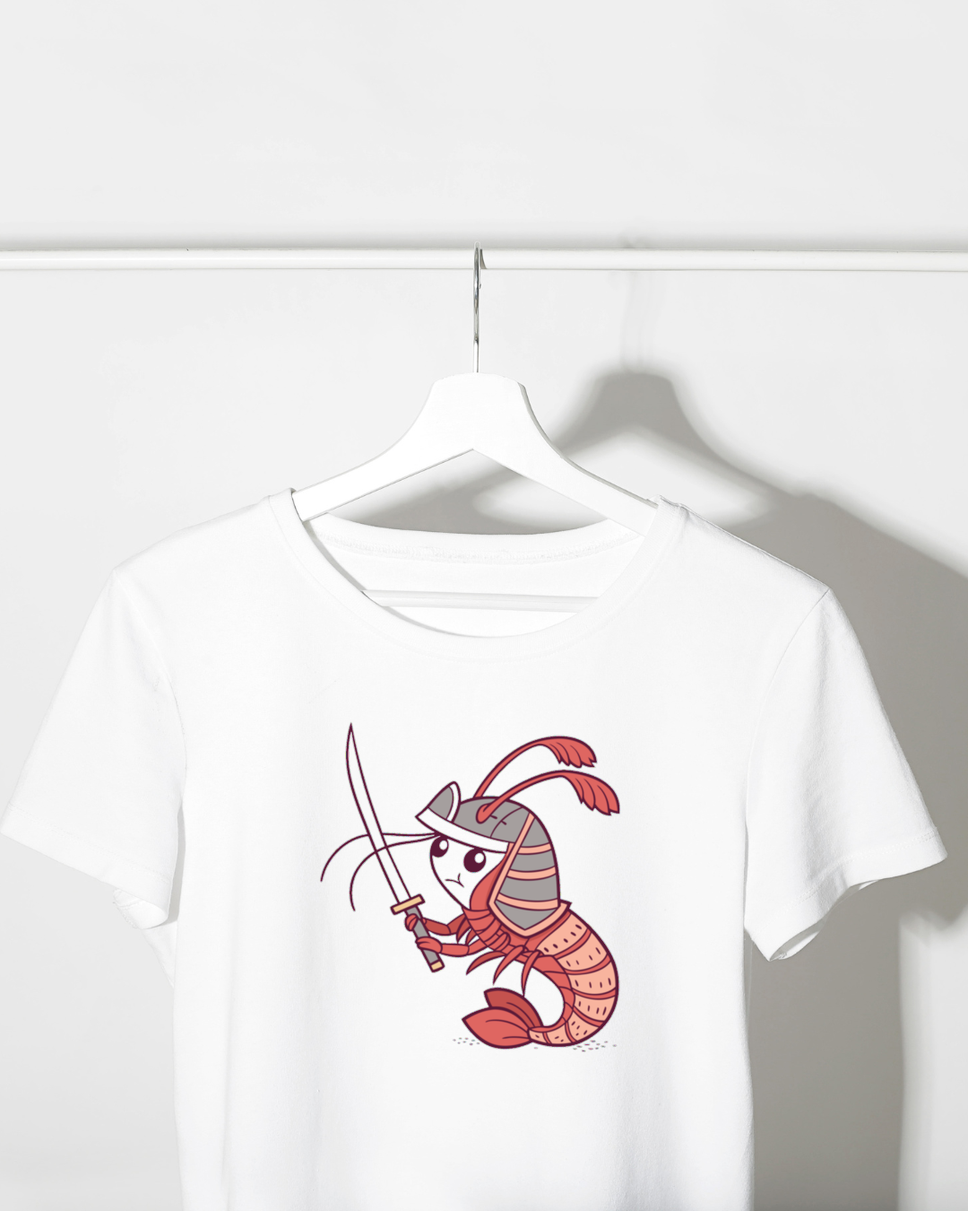 T-shirt avec dessin stylisé de crevette samurai courageux en aventure marine