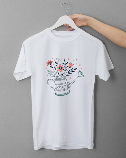 T-shirt élégant mettant en scène un arrosoir fleuri dans un style printanier