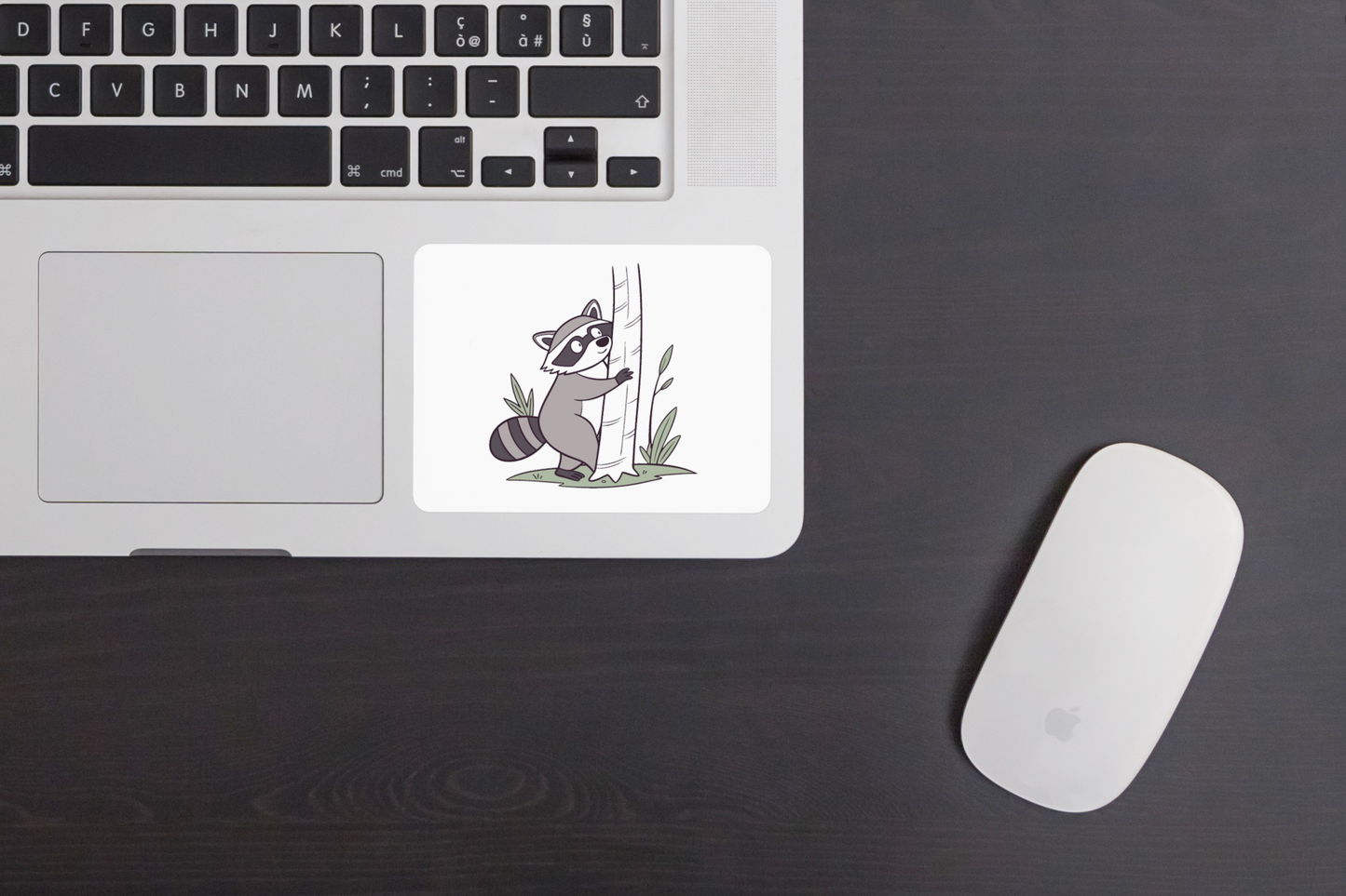 Sticker avec raton curieux style ludique dans une forêt enchantée sur fond blanc