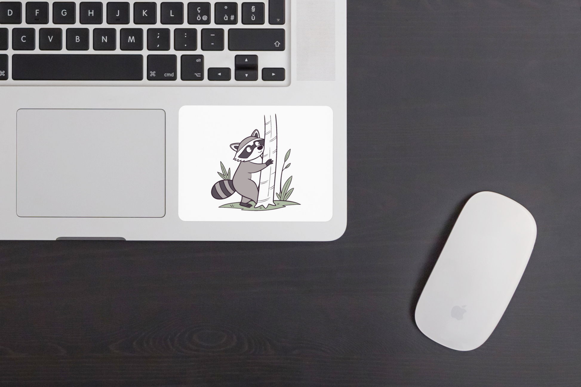 Sticker avec raton curieux style ludique dans une forêt enchantée sur fond blanc