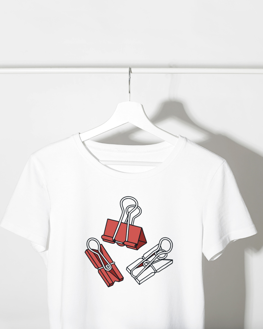 T-shirt décoré de pinces à dessin stylisées dans un thème doodle créatif