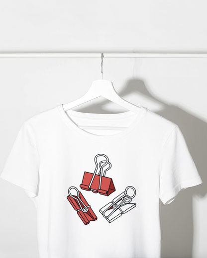 T-shirt décoré de pinces à dessin stylisées dans un thème doodle créatif
