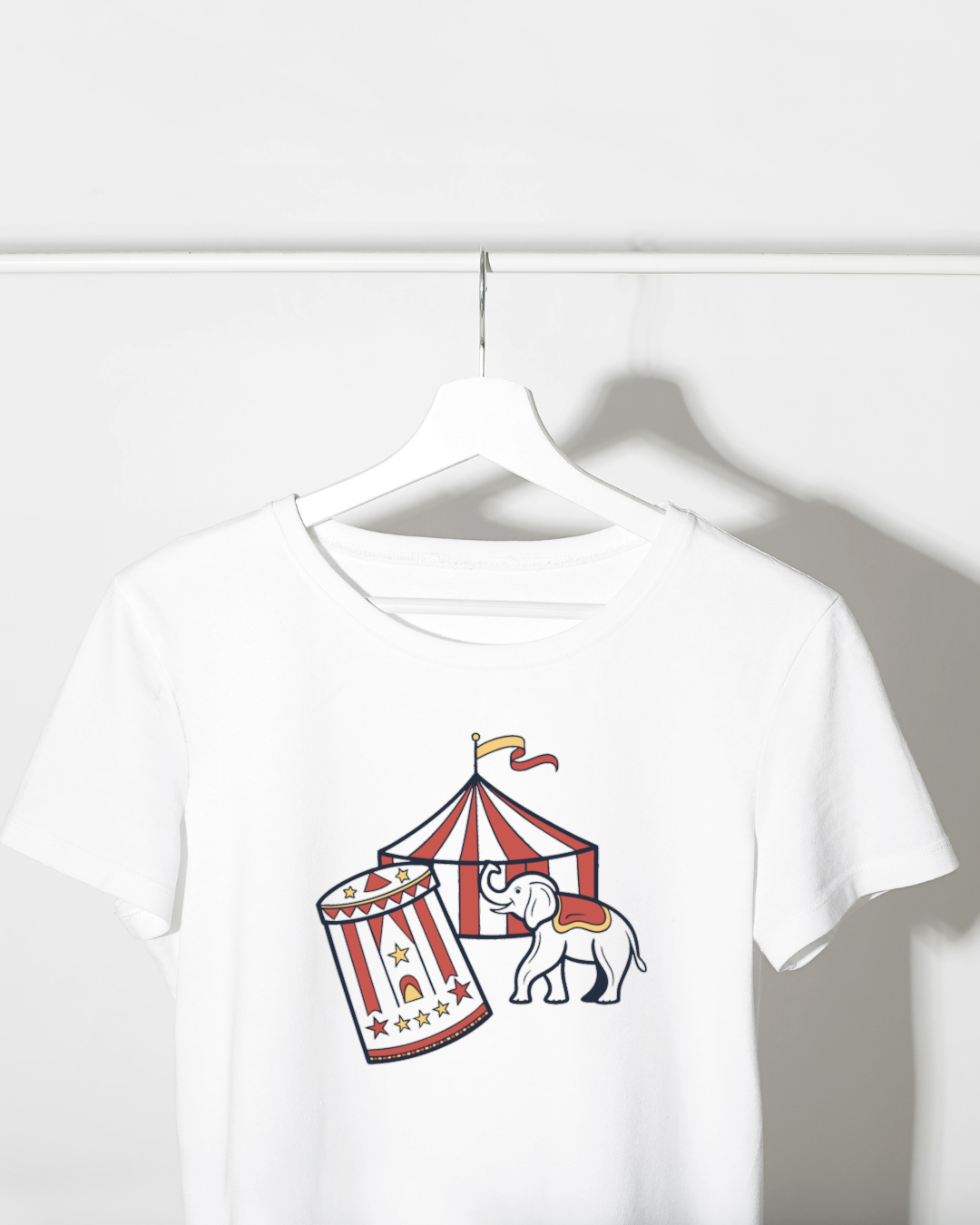 T-shirt avec design éléphant et chapiteau, parfait pour créations personnalisées