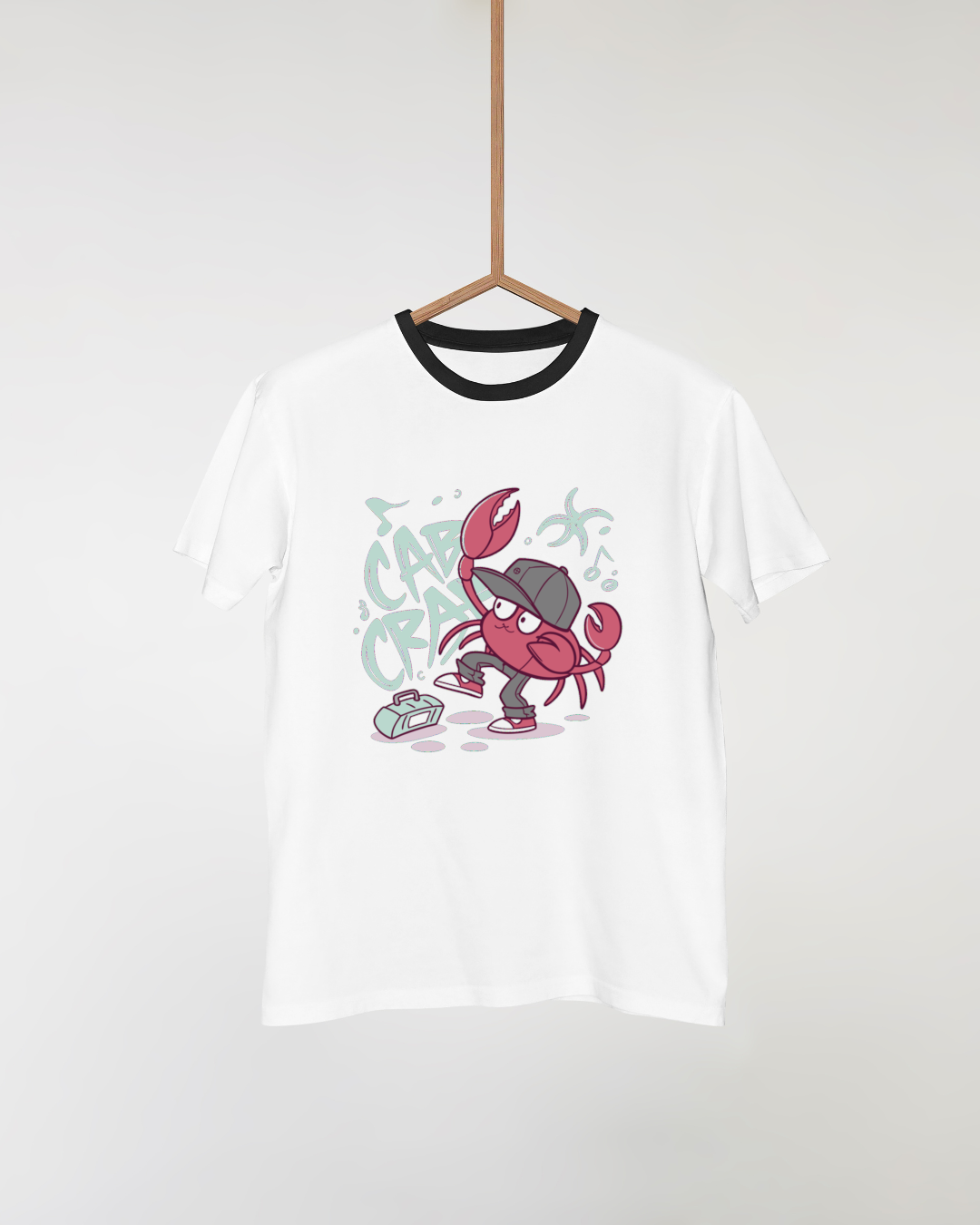 T-shirt avec un joyeux crabe dansant sur fond océanique coloré