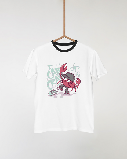 T-shirt avec un joyeux crabe dansant sur fond océanique coloré