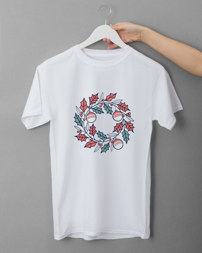 T-shirt décoré avec couronne de houx festive pour ambiance élégante de Noël