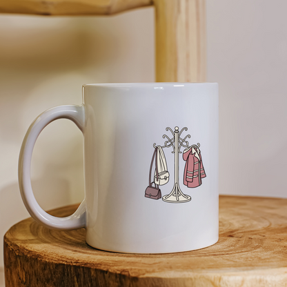Mug stylisé minimaliste avec icône numérique sur fond intérieur cosy