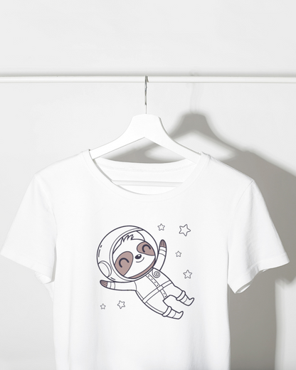 Un t-shirt avec un dessin kawaii de paresseux astronaute rêvant dans l'espace