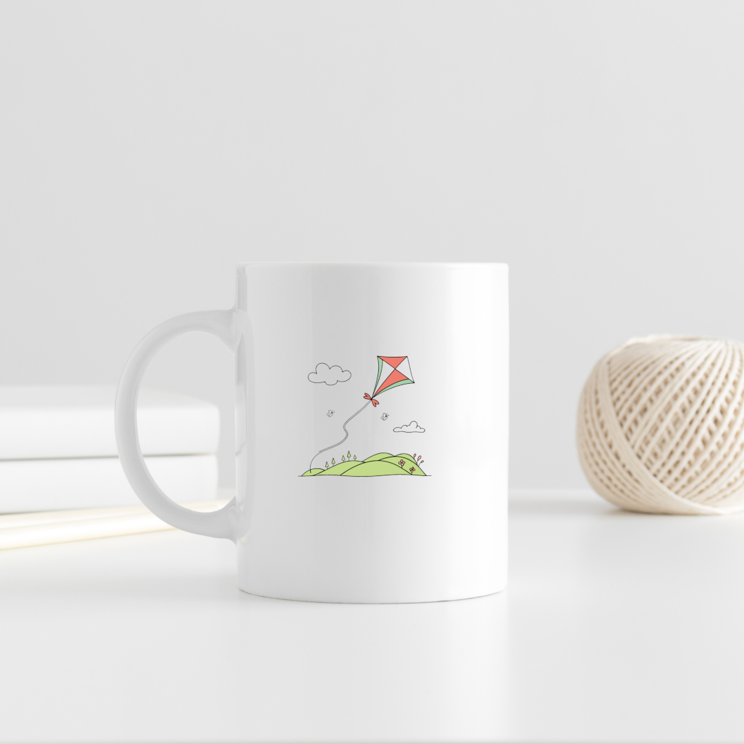 Mug avec cerf-volant joyeux sur fond de ciel bleu