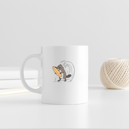Mug coloré avec un ornithorynque surfer joyeux sur fond tropical