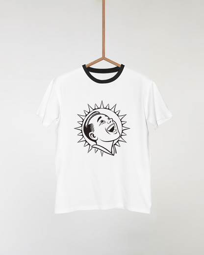 T-shirt avec un garçon riant sous un soleil réaliste évoquant une émotion joyeuse
