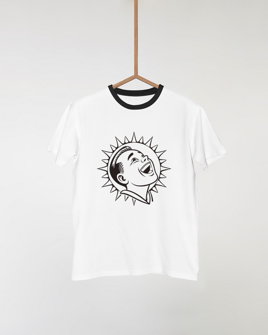 T-shirt avec un garçon riant sous un soleil réaliste évoquant une émotion joyeuse