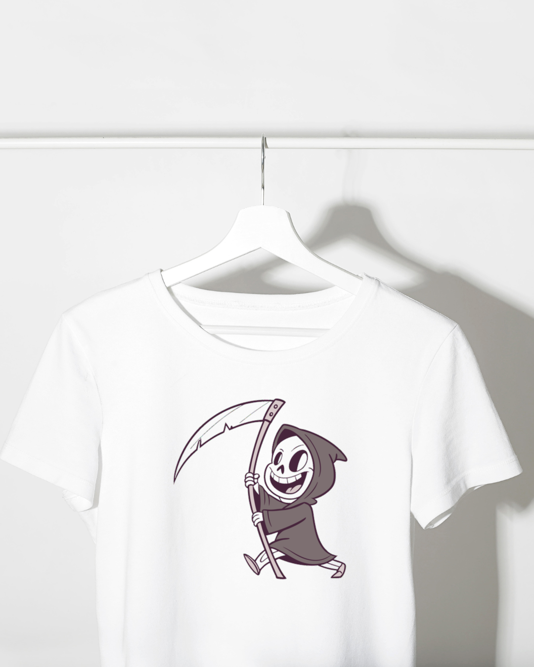T-shirt avec une faucheuse ludique dans un style Halloween graphique