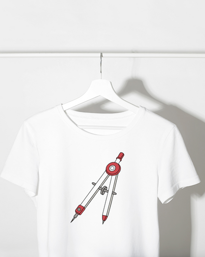 T-shirt créatif avec compas pastel détaillé sur fond uni