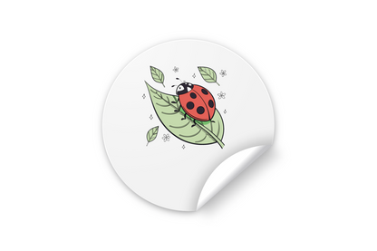 Sticker avec coccinelle souriante posée sur feuille, ambiance nature élégante