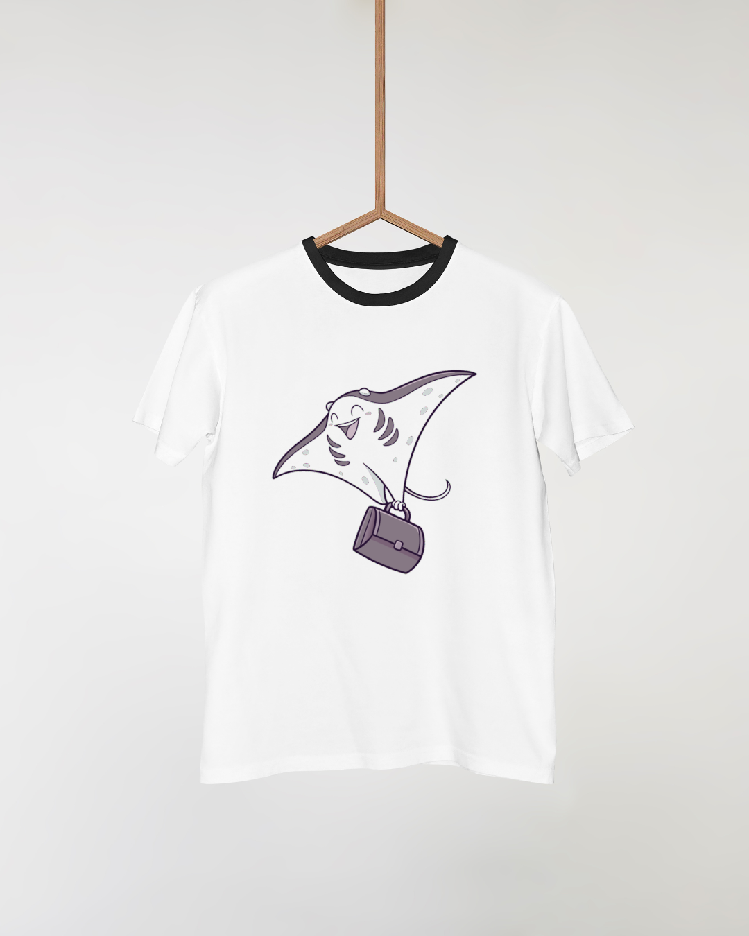 T-shirt avec raie souriante portant une mallette dans un style aquatique vibrant