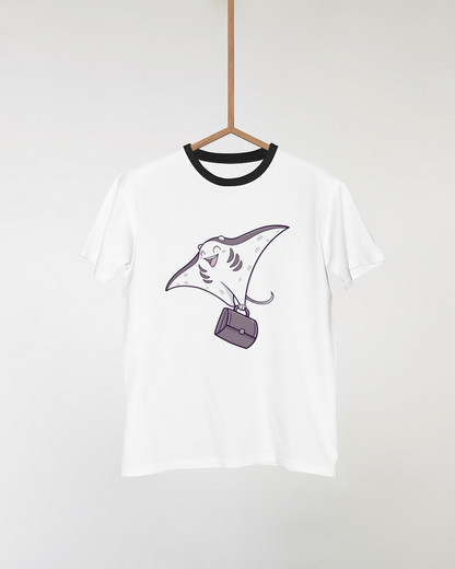 T-shirt avec raie souriante portant une mallette dans un style aquatique vibrant