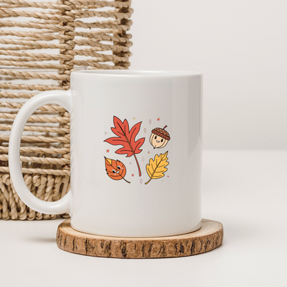 Mug animé aux feuilles d'automne joyeuses et gland curieux ajoutant une touche kawaii