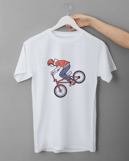 T-shirt avec cycliste BMX acrobatique pour un look aventure urbaine dynamique