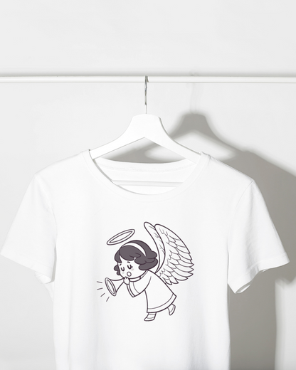 T-shirt enfantin avec ange espiègle jouant de la trompette sur fond festif