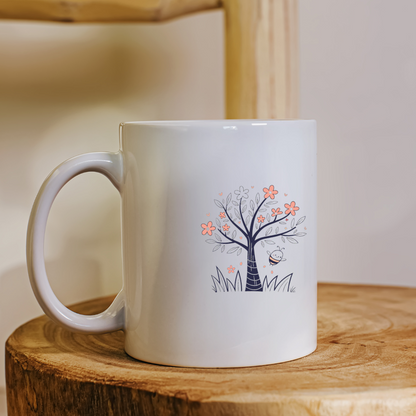 Mug coloré avec abeille souriante et arbre fleuri en style doodle printanier
