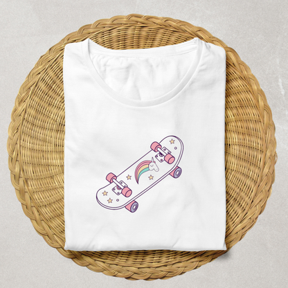 T-shirt sport amusant avec licorne pastel en skateboard dans un style vectoriel doux