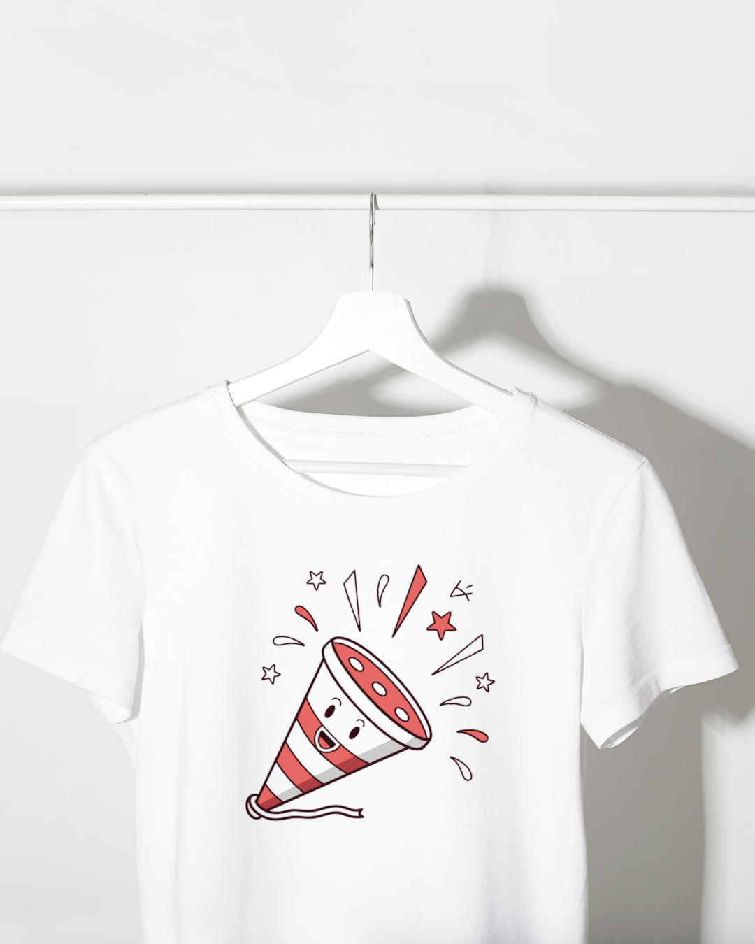 T-shirt avec illustration kawaii : corne de fête pour un look unique.