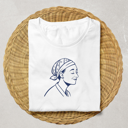 T-shirt vintage avec une femme souriante portant un bandana monochrome