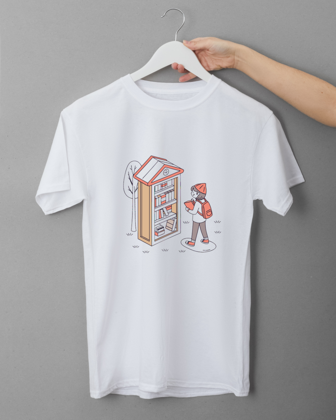 T-shirt éducation pastel avec enfant découvrant une boîte à livres