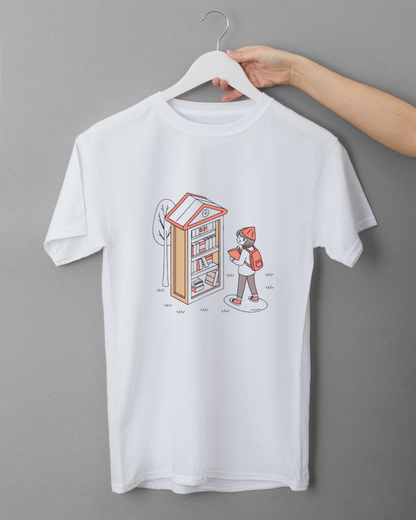 T-shirt éducation pastel avec enfant découvrant une boîte à livres