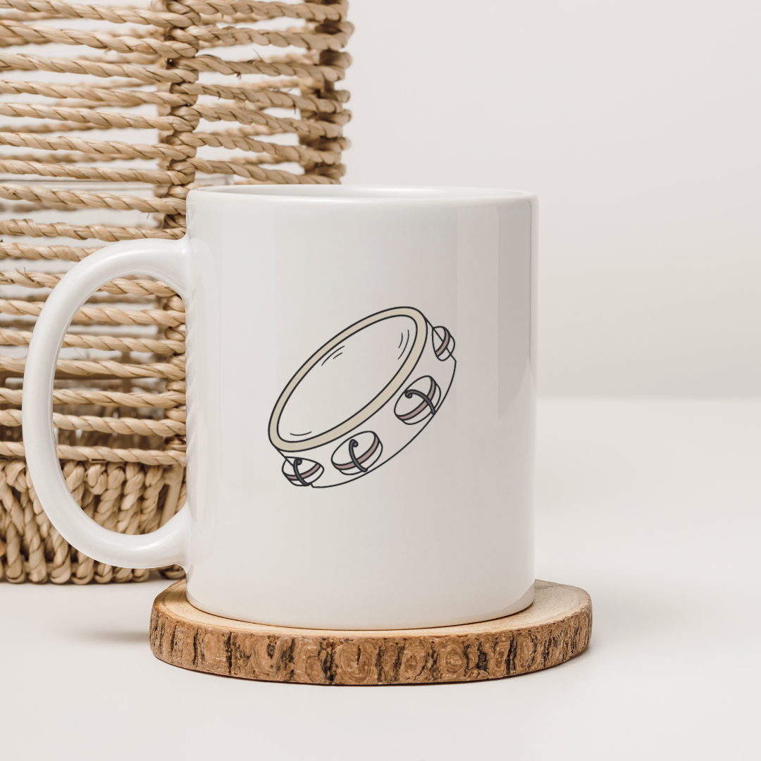 Mug avec tambourin ludique pastel évoquant une ambiance musicale chaleureuse