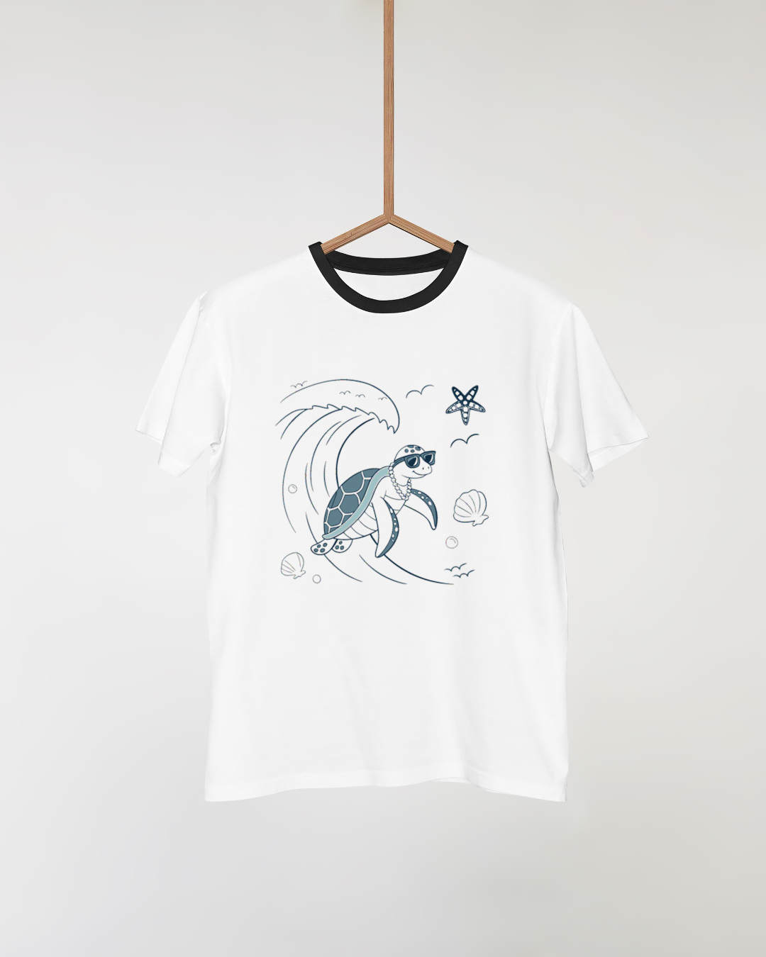 T-shirt original orné d'une tortue surfeuse dans un style marin vibrant et estival