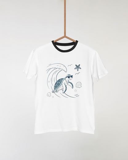 T-shirt original orné d'une tortue surfeuse dans un style marin vibrant et estival