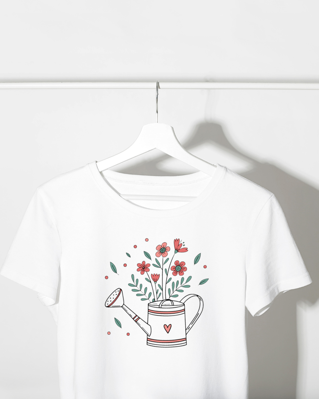 T-shirt style doux avec motif d’arrosoir fleuri pour un look printanier