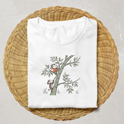 T-shirt avec singe curieux dessiné grimpant dans une ambiance aventure nature