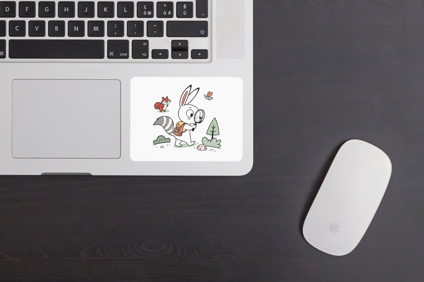 Sticker avec lapin curieux en exploration forestière sur fond éducatif et aventurier