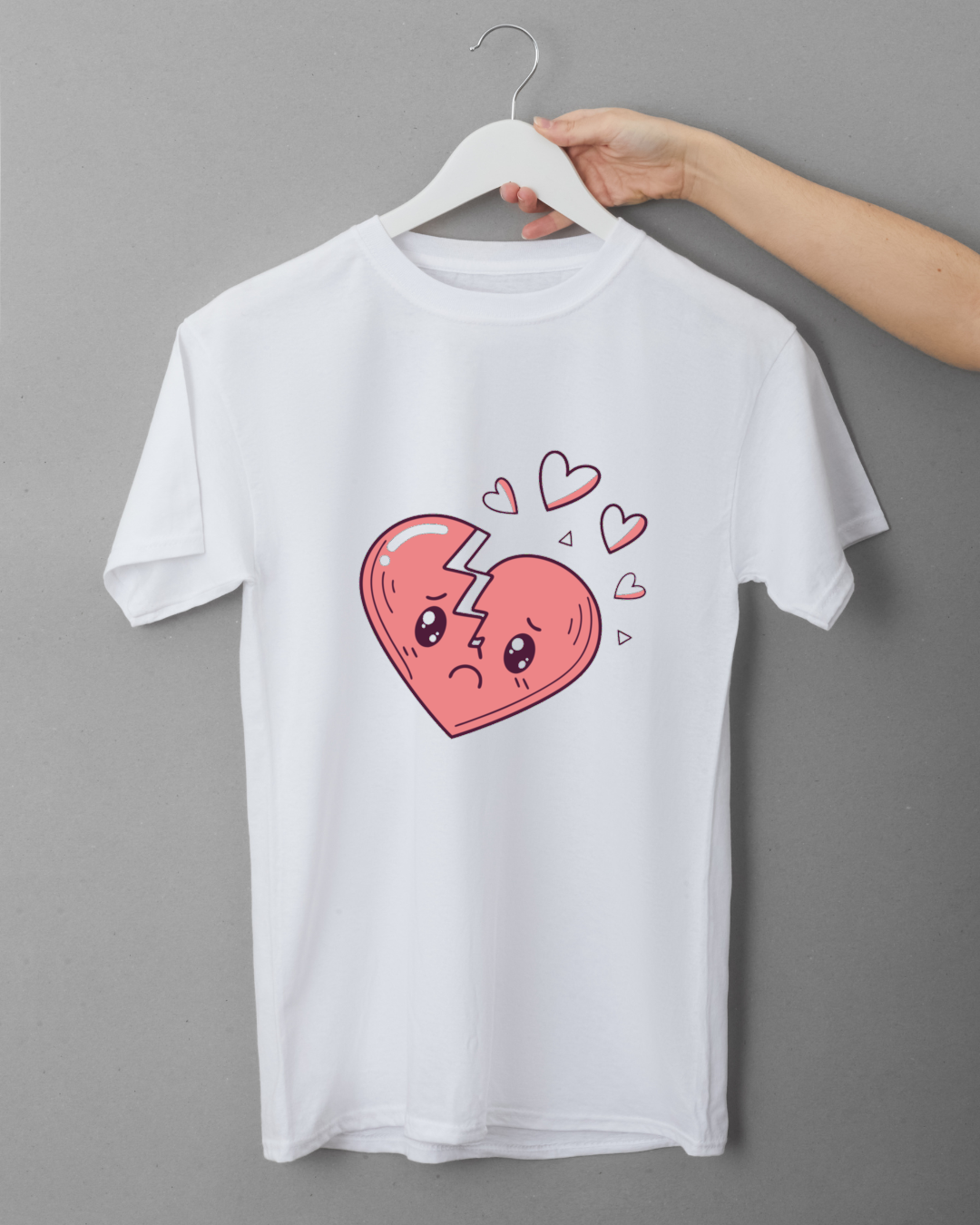 T-shirt personnalisable avec motif cœur brisé kawaii.