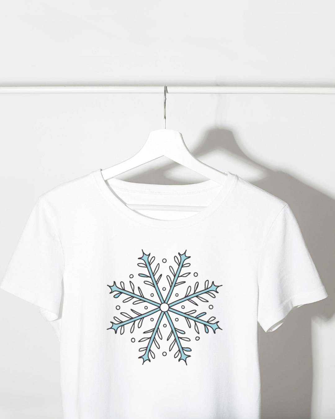 T-shirt artistique avec flocon de neige stylisé pour une allure hivernale élégante