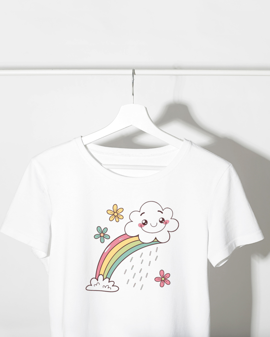 T-shirt avec nuage souriant kawaii et arc-en-ciel style enfantin coloré