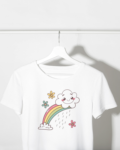 T-shirt avec nuage souriant kawaii et arc-en-ciel style enfantin coloré