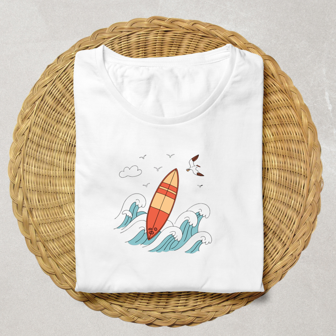 T-shirt thème marin avec une icône numérique représentative d'une aventure de surf