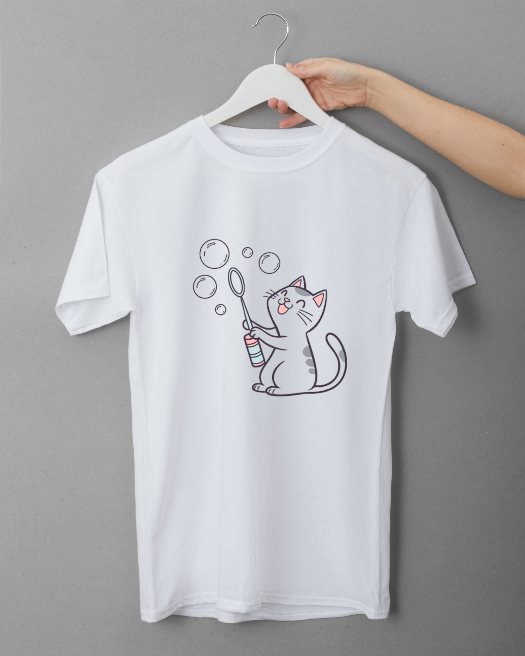 T-shirt avec chat joyeux entouré de bulles, un dessin pétillant et ludique