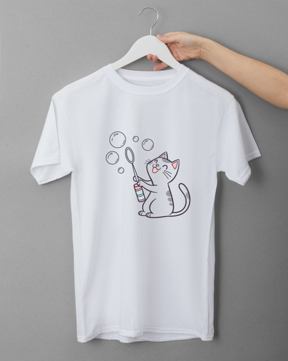 T-shirt avec chat joyeux entouré de bulles, un dessin pétillant et ludique