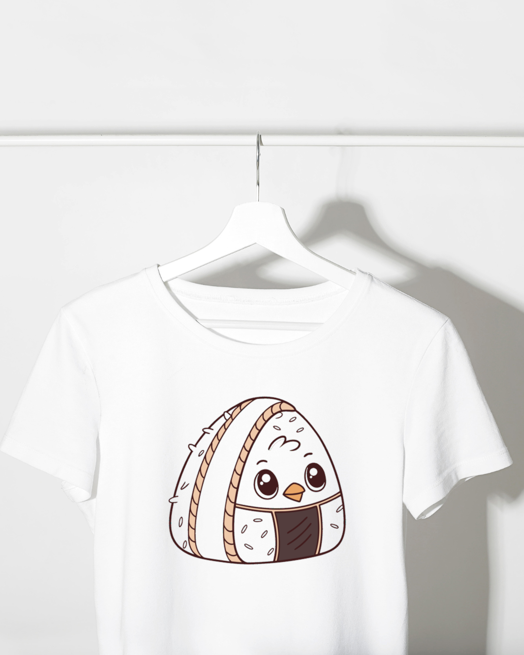 T-shirt avec oiseau kawaii et onigiri pour thème gourmand coloré et moderne