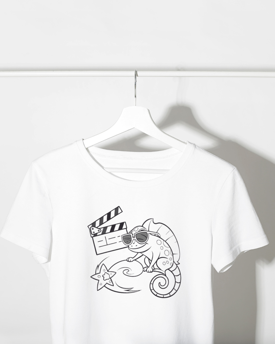 T-shirt avec caméléon coloré et clap de cinéma, design fantaisie cinématographique