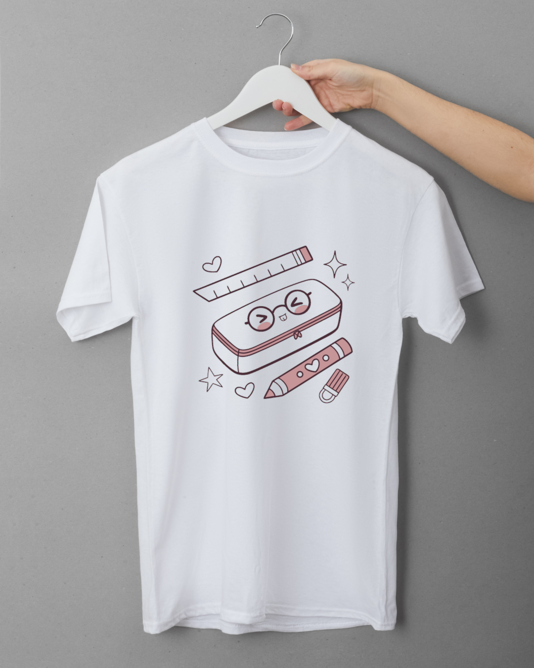 T-shirt avec design cartoon coloré et créatif mettant en valeur une papeterie joyeuse